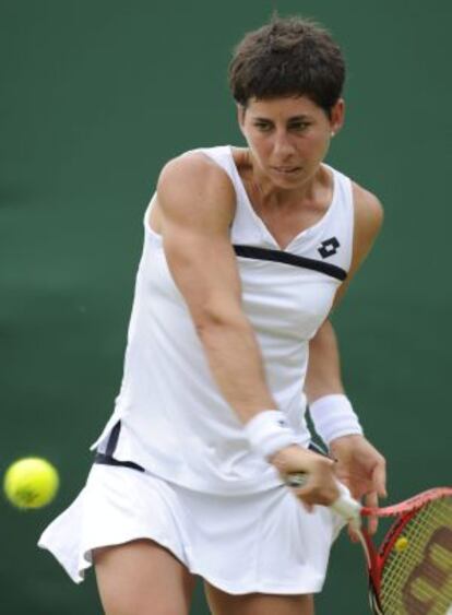 Carla Suárez devuelve una bola ante Eugenie Bouchard.