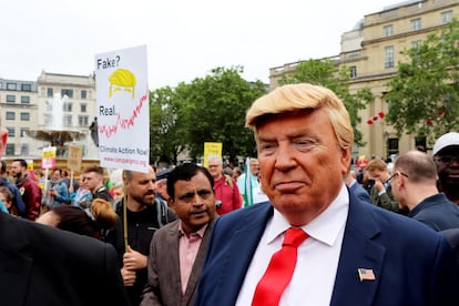 Las parodias al mandatario también se presentaron con actores disfrazados de Donald Trump, uqe participaban en las manifestaciones.