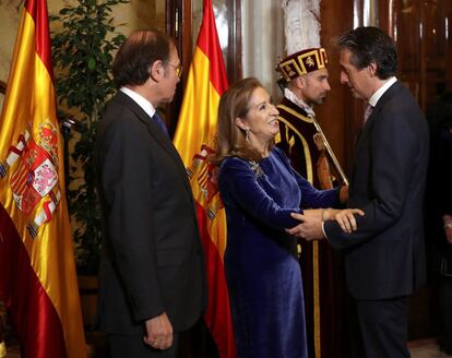 El presidente del Senado, Pío García Escudero (i), y la presidenta de la Cámara Baja, Ana Pastor (c), saludan al ministro de Fomento, Íñigo de la Serna (d), en la recepción en el Congreso de los Diputados.