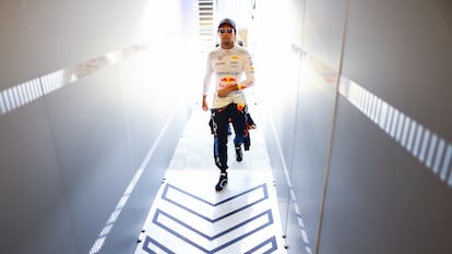 Checo Pérez en el garaje de Red Bull durante el Gran Premio de Austria.