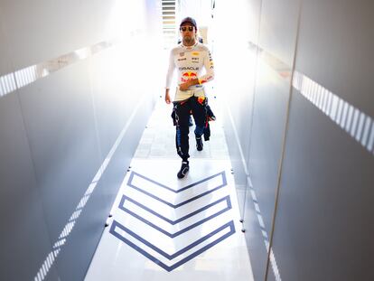 Checo Pérez en el garaje de Red Bull durante el Gran Premio de Austria.