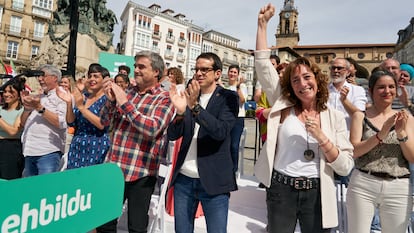 Pello Otxandiano (en el centro), el domingo pasado en un mitin de EH Bildu en Vitoria.