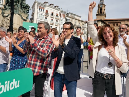 Pello Otxandiano (en el centro), el domingo pasado en un mitin de EH Bildu en Vitoria.