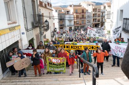 Manifestación celebrada en Les Coves de Vinromà (Castellón) en contra de la macroplanta Magda, en febrero de 2023, en una imagen cedida por Nostra Terra.