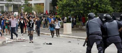 Muitos levantavam o braço e pediam o fim da violência da PM. Muitos deles eram os jornalistas que acompanhavam o protesto (que afinal não aconteceu). Uma repórter da TV Gazeta e três fotógrafos acabaram feridos.