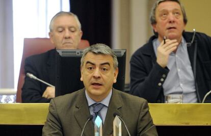 El diputado general alavés, Javier de Andrés, ayer en el pleno de las Juntas de ese territorio.