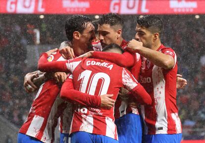 Los jugadores del Atlético de Madrid celebran el segundo gol contra el Real Betis.