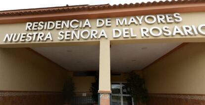 Acceso de la residencia Nuestra Señora del Rosario, en Los Barrios (Cádiz).