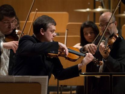 Frank Peter Zimmermann con un Stradivarius, en un concierto en el Auditorio Nacional de Madrid.