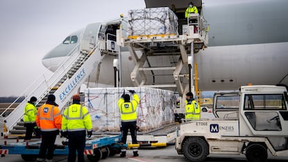 Trabajadores descargan un envío de la vacuna china Sinopharm en Budapest, el 16 de febrero.