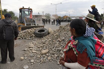 Policías intentan despejar una calle bloqueada por seguidores de Evo Morales, el 22 de octubre en Vinto (Bolivia).