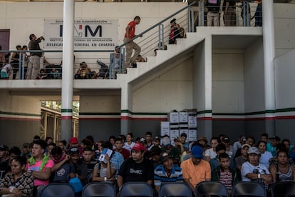 Migrantes centroamericanos esperan en el interior de la estación migratoria de Ciudad Hidalgo.