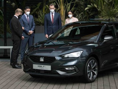 El presidente de Seat, Wayne Griffiths, junto a Pedro Sánchez, Felipe VI y Reyes Maroto.