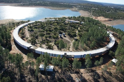 Anillo del Centro de Tecnificación de Actividades Físico-Deportivas, de José María Sánchez en Guijo de Granadilla (Cáceres); anterior incluso al de Apple en California.