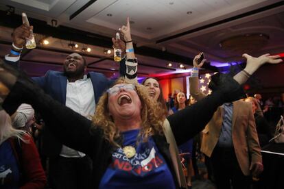 Votantes del Partido Demócrata celebran los resultados de las elecciones a la Cámara de Representantes, el 6 de noviembre de 2018, en el hotel Hyatt Regency de Washington, la capital federal.