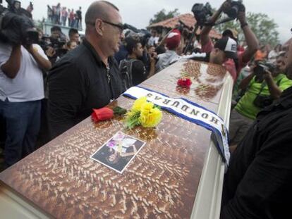 Miss Honduras, who was found dead last Wednesday, is laid to rest.