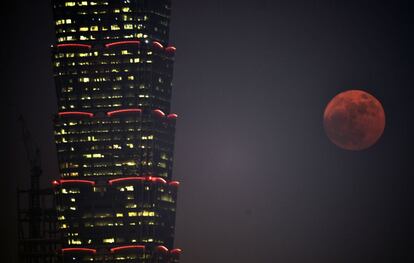 A Lua aparece perto do edifício 101 de Taipé (Taiwan).