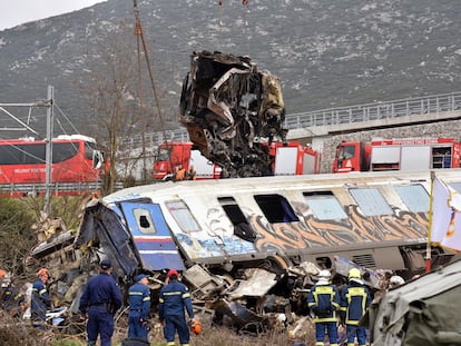 Restos de los vagones de los trenes que colisionaron el pasado martes cerca de la ciudad de Larissa, en Grecia.