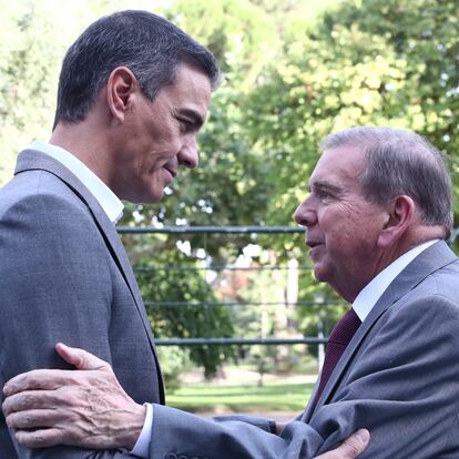 MADRID, 12/09/2024.- El presidente del Gobierno, Pedro Sánchez, recibe al opositor venezolano Edmundo González en el Palacio de La Moncloa, en Madrid, este jueves. EFE/ Fernando Calvo/Pool Moncloa SOLO USO EDITORIAL/SOLO DISPONIBLE PARA ILUSTRAR LA NOTICIA QUE ACOMPAÑA (CRÉDITO OBLIGATORIO)