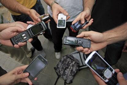 Manos de jóvenes con teléfonos móviles