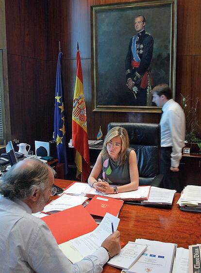 El trabajo no cesa en el Ministerio y Chacón se ha propuesto aprobar en esta legislatura lo que define como "un asunto pendiente": la Ley de Derechos y Deberes de los militares. En la imagen, con su director de gabinete, Luis de Benito, ya en su despacho.