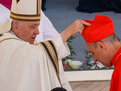 El recién elegido cardenal Víctor Manuel Fernández recibe su birrete de manos del Papa Francisco en la Plaza de San Pedro del Vaticano, este sábado.