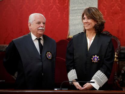 La fiscal general del Estado, Dolores Delgado (derecha), y el fiscal Luis Navajas Ramos, durante un acto en Madrid.