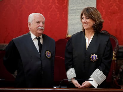 La fiscal general del Estado, Dolores Delgado (derecha), y el fiscal Luis Navajas Ramos, durante un acto en Madrid.