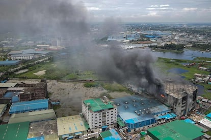 Un incendio en una fábrica de alimentos en Bangladesh.