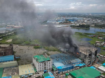 Incendio de una fábrica de procesamiento de alimentos en Rupganj (Bangladés), el 9 de julio de 2021.