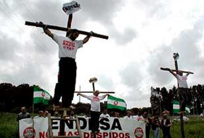 Tres empleados de Felguera se crucificaron ayer como protesta en San Roque.