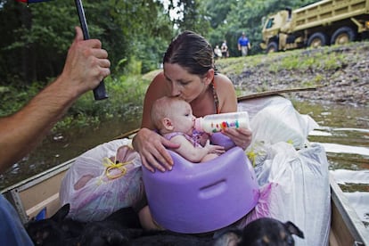 Danielle Blount besa a suhijo de tres meses Ember, tras ser evacuada.