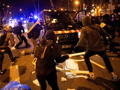 BARCELONA 17/2//2021.- Varios manifestantes lanzan objetos a un vehículo de los cuerpos antidisturbios tras la manifestación de protesta por la detención del rapero Pablo Hasel, que ayer ingresó en prisión, condenado por delitos de enaltecimiento del terrorismo e injurias a la Corona, este miércoles en Barcelona. EFE/Enric Fontcuberta