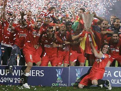 El Sevilla celebra su victoria frente al Espanyol en la final de la Copa de la UEFA en 2007.