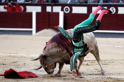 El diestro Javier Cortés sufre una cogida en su segundo toro.