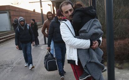 Imagen de archivo de migrantes caminando hacia Dinamarca en la frontera alemana.