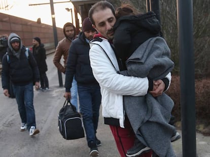 Imagen de archivo de migrantes caminando hacia Dinamarca en la frontera alemana.