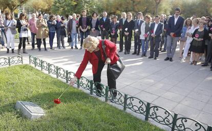 Manuela Carmena, alcaldesa de Madrid, deposita una rosa en el homenaje celebrado ante el Ayuntamiento de San Sebastián.