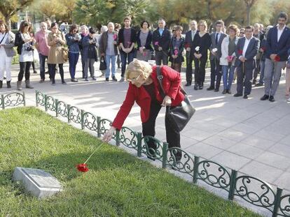 Manuela Carmena, alcaldesa de Madrid, deposita una rosa en el homenaje celebrado ante el Ayuntamiento de San Sebastián.