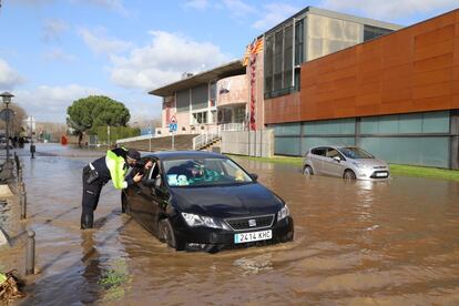 El agua del Ter desbordado ha llegado hasta un pabellón deportivo en Girona.
