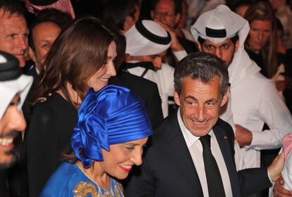 O ex-presidente francês Nicolas Sarkozy e sua esposa Carla Bruni (atrás dele) participam da cerimônia.