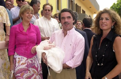 José María Aznar con camisa rosa.