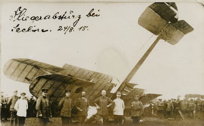 Oficiales alemanes celebran el derribo de un avión británico.