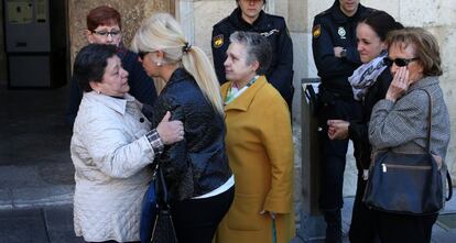 Belén Carrasco (segunda por la izquierda), hermana de la fallecida, a su llegada a la capilla ardiente.
