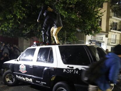 Els antisistema de Black Blocs van destrossar un vehicle policial.