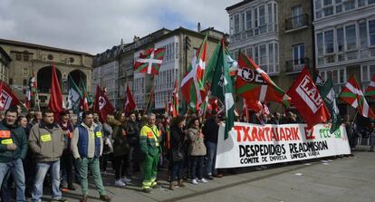 Los trabajadores del servicio de limpieza en una concentración de protesta.