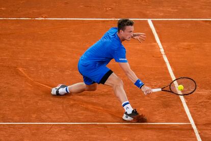 Lehecka devuelve una bola a Rafa Nadal en el Open Mutua Madrid.