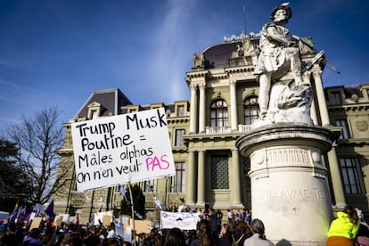 Un cartel que reza "No queremos machos alfa" en una manifestación por el Día de la Mujer en Lausana, Suiza, el 8 de marzo.