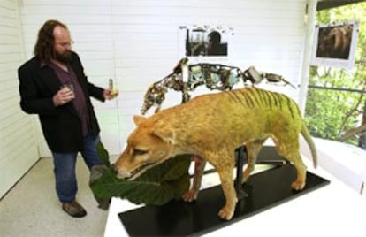 El autor de <i>Fin de la Extinción: Clonación del Tigre de Tasmania</i> contempla una versión robótica de uno de los animales extintos.