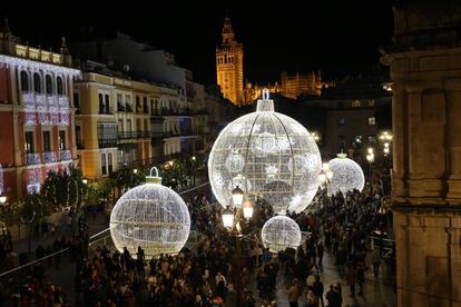 Una calle de Sevilla iluminada de por Navidad.